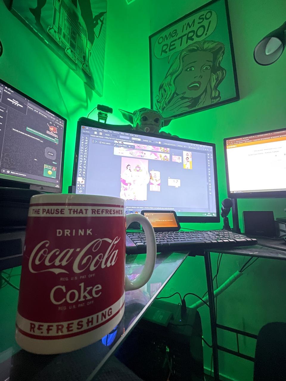 Mesa de trabalho de Carlos Bellinaso com café
